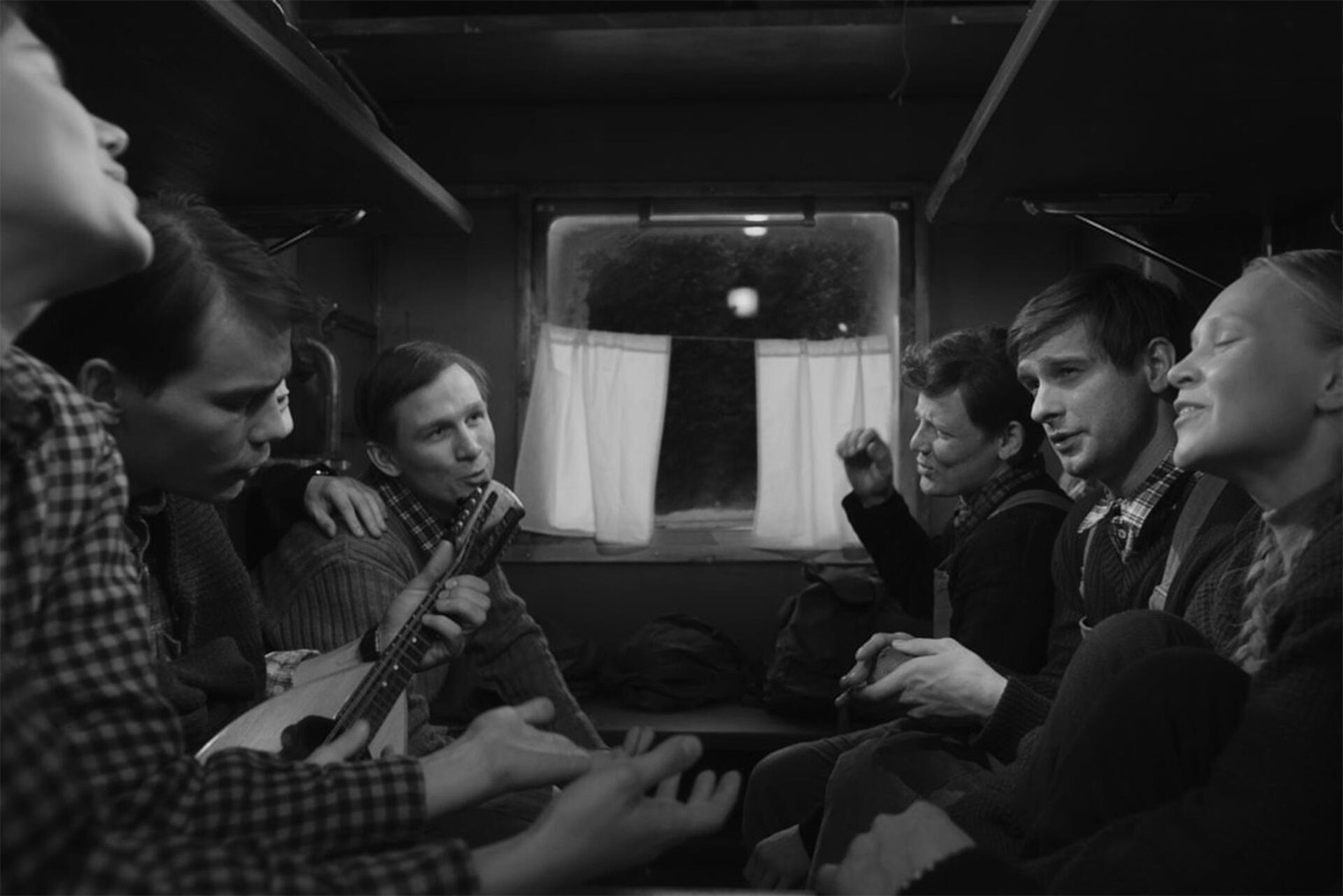 Черно-белая часть сериала выполнена в эстетике оттепельного кино. © Premier