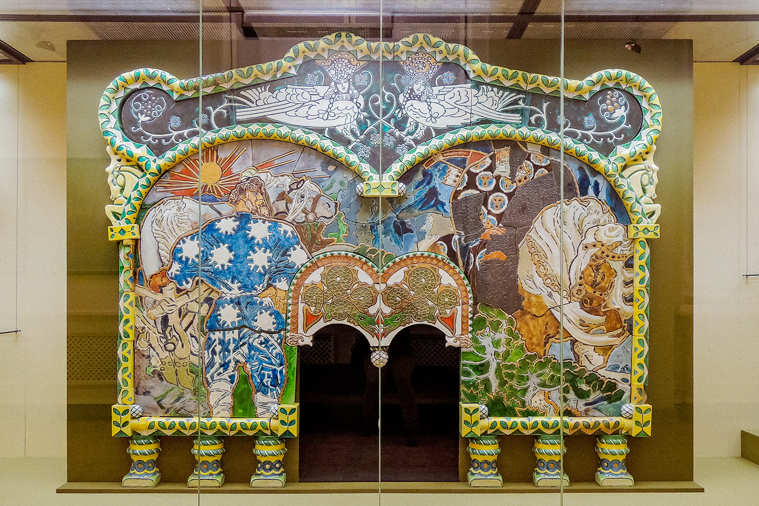 © М. А. Врубель, Абрамцевская керамическая мастерская, камин «Вольга и Микула» / Русский музей, Shakko (Софья Багдасарова) / Wikimedia Commons