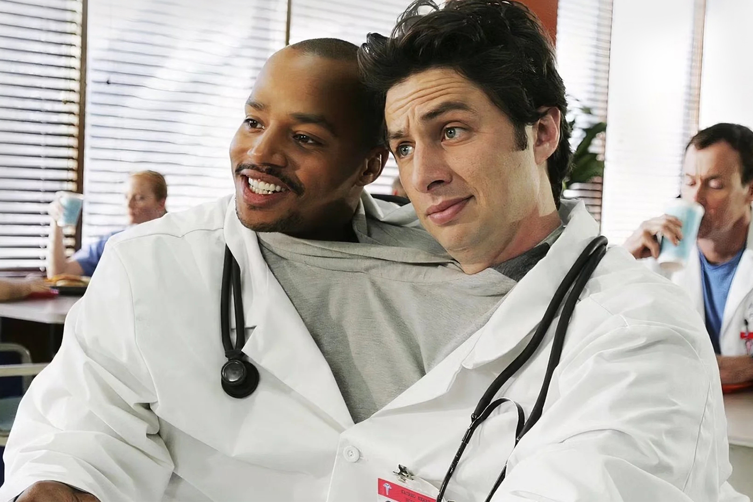 В России «Клинику» лучше всего знают в двухголосой озвучке Евгения Рыбова и Марии Трындяйкиной. В их исполнении персонажи звучат более комедийно. © NBC