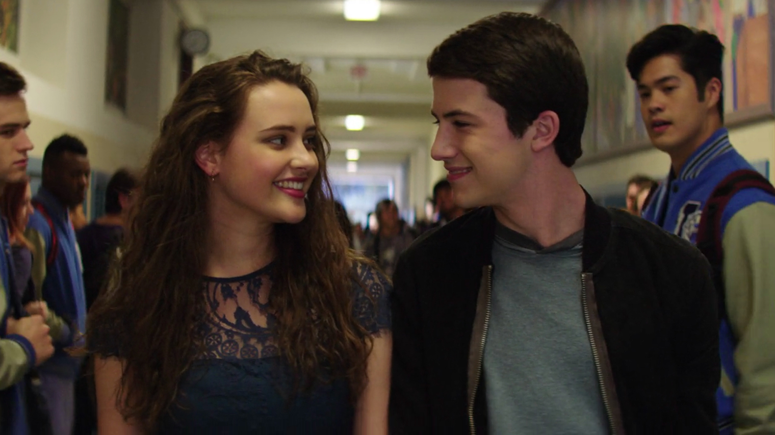 Сериал основан на одноименном романе Джея Эшера 2007 года. Первый сезон полностью передает события книги, последующие три развивают идеи сценаристов шоу. © Netflix