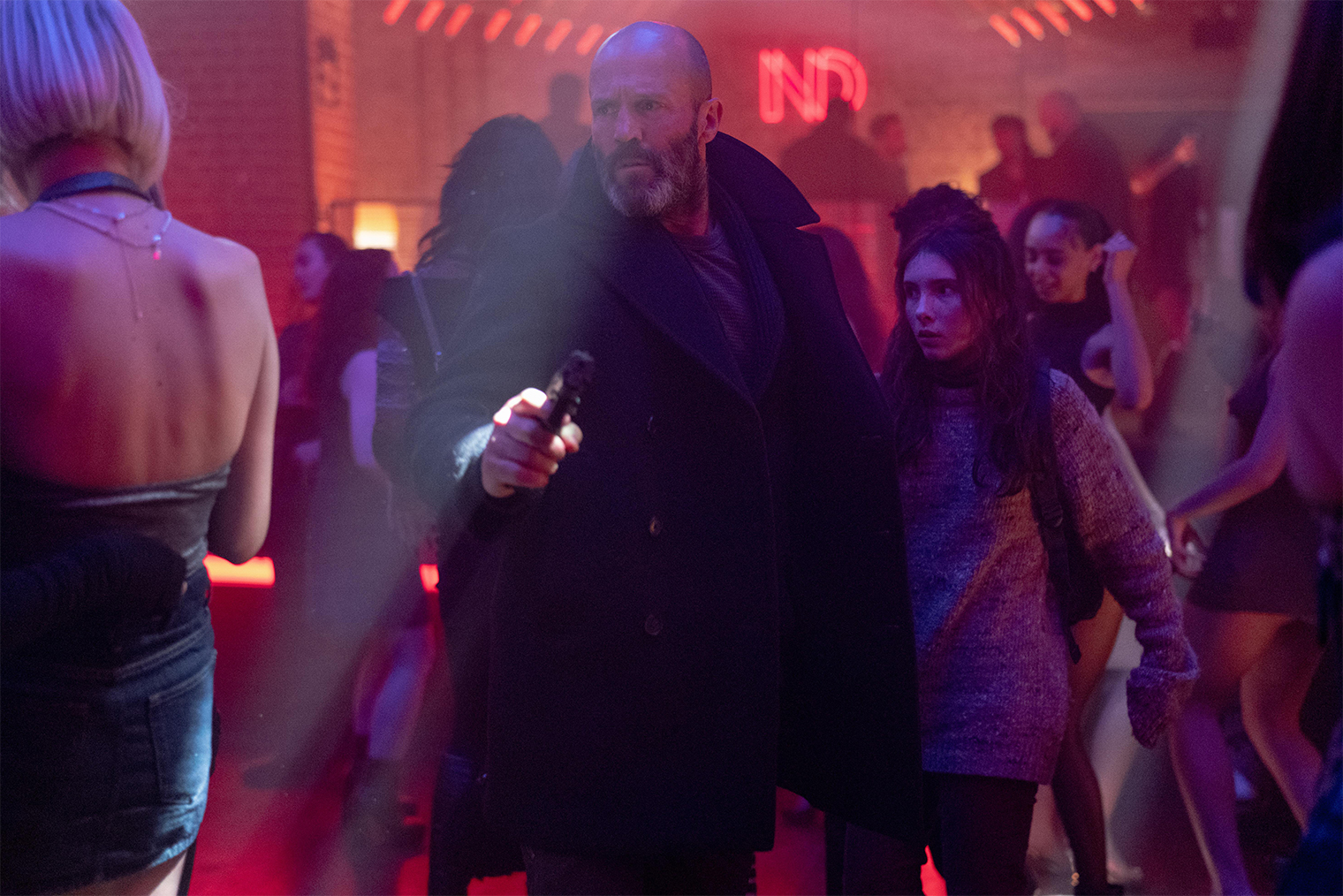 Выбор локаций для экшен-сцен не блещет оригинальностью: большая часть ленты проходит в невзрачных шотландских лесах, а в ночной клуб Мэйсон заглянет только в финале