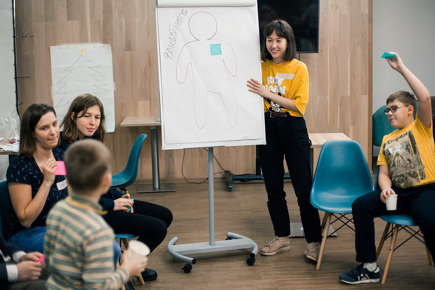 На занятиях мы работаем над навыками конструктивного поведения, которые как раз помогают ребятам учиться. Дарья Брызгалова, куратор и ведущая детских групп в «Шалаше», подчеркивает: благодаря этому дети могут безопасно выражать эмоции вместо того, чтобы кричать, драться или мешать вести урок