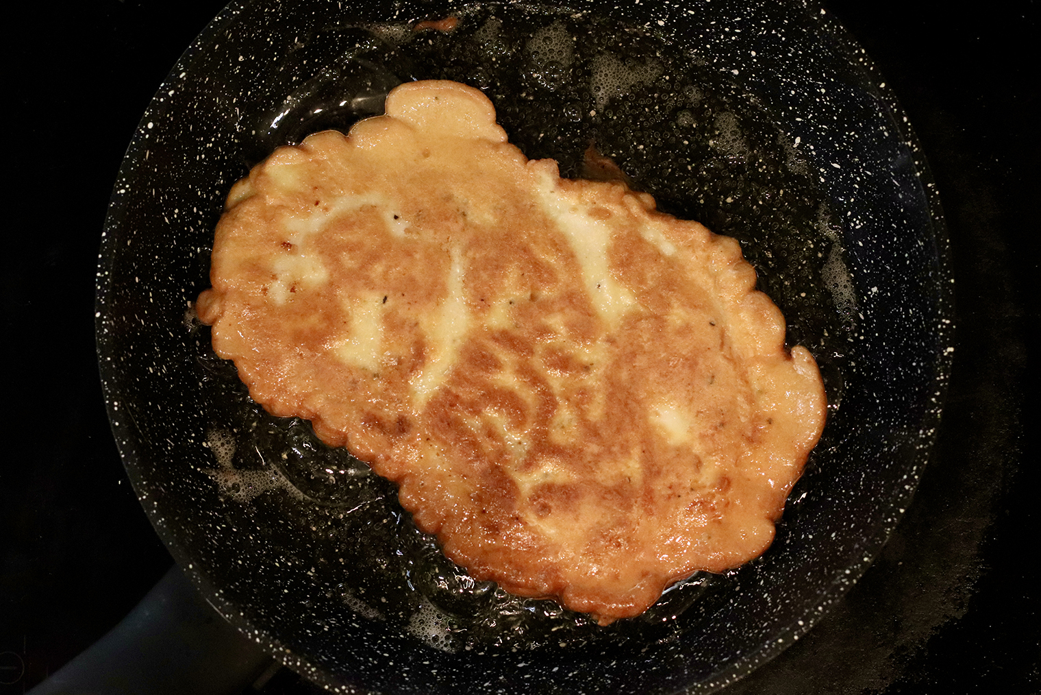 Шаг 4. Растительное масло разогрейте в сковороде. Отбивные обжаривайте на среднем огне с каждой стороны до золотистости по 5—7 минут. Чтобы проверить готовность, надрежьте отбивную: если мясо посветлело, а сок из него идет прозрачный — можно снимать с огня