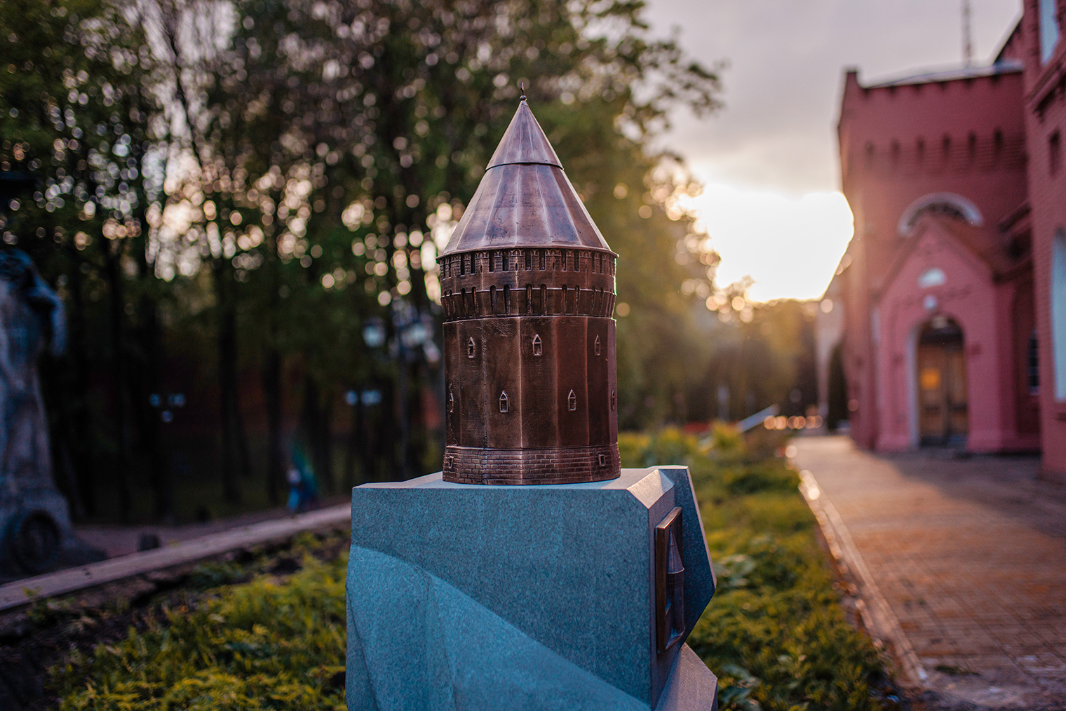 Подножия башенок венчают стилизованные под гранит постаменты