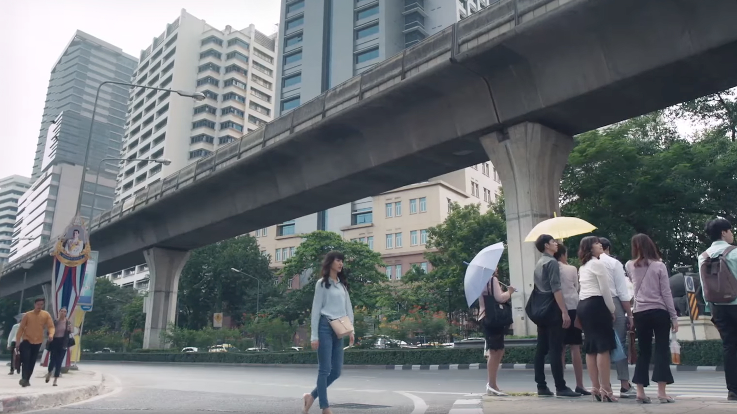 На этом кадре из лакорна «Невезучая Плой» есть BTS. Мы серьезно! Bangkok Transit System — наземное метро, по которому можно безошибочно узнать Бангкок. Источник: Netflix