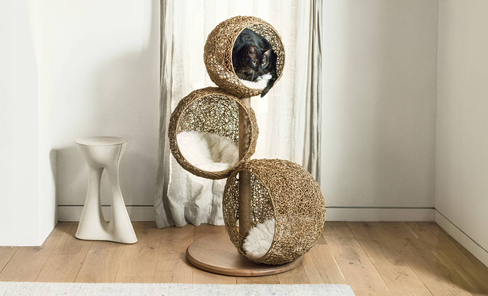 Трехуровневый кошачий комплекс с этажами в форме сфер из ротанга