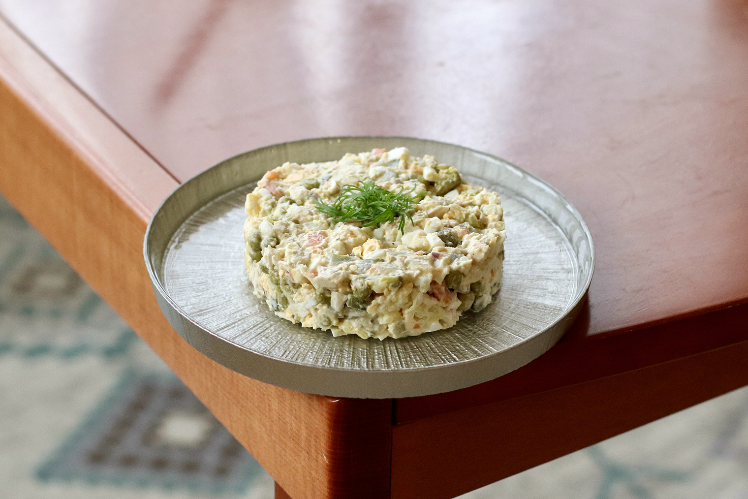 Готовый салат можно выложить в кулинарное кольцо и утрамбовать ложкой, чтобы придать ему красивую форму. Посыпьте блюдо нарезанной зеленью по вкусу — у меня это укроп