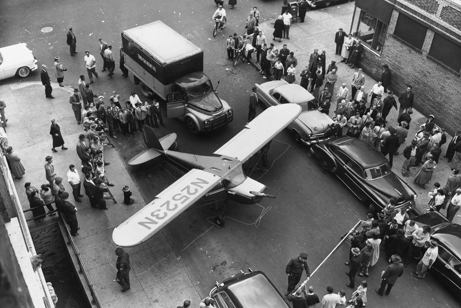 Угнанный самолет после приземления на Сент-Николас-авеню. Фотография: Bettmann Archive / Getty Images