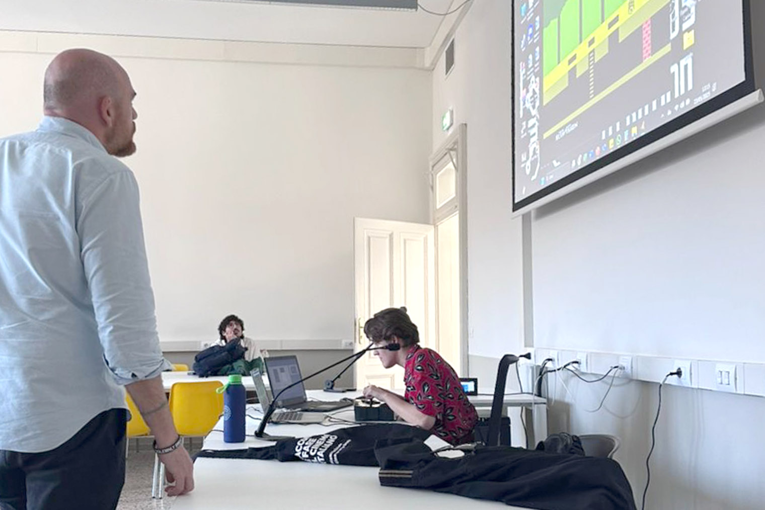 На программе по кино и медиа в Туринском университете есть обязательный предмет, посвященный истории игр. Преподаватель принес эмулятор для ретроигр — и студенты чередовали обсуждение теории с практикой. Вообще, дистанция между учеником и учителем меньше, чем может быть привычно российскому студенту: в порядке вещей писать преподавателю с вопросами, запрашивать консультации