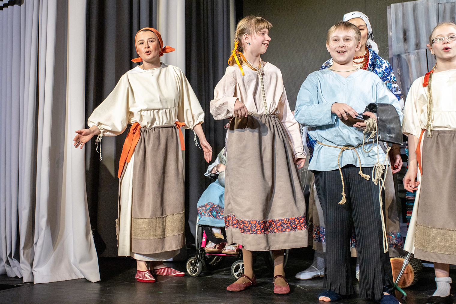 «Ворожейка» — озорной, ироничный спектакль о простоте и доверии человека. События разворачиваются в деревне, где творятся всякие странности: то курица пропадет, то корова потеряется. На помощь соседям приходит вдова — Ворожейка. Источник: vk.com