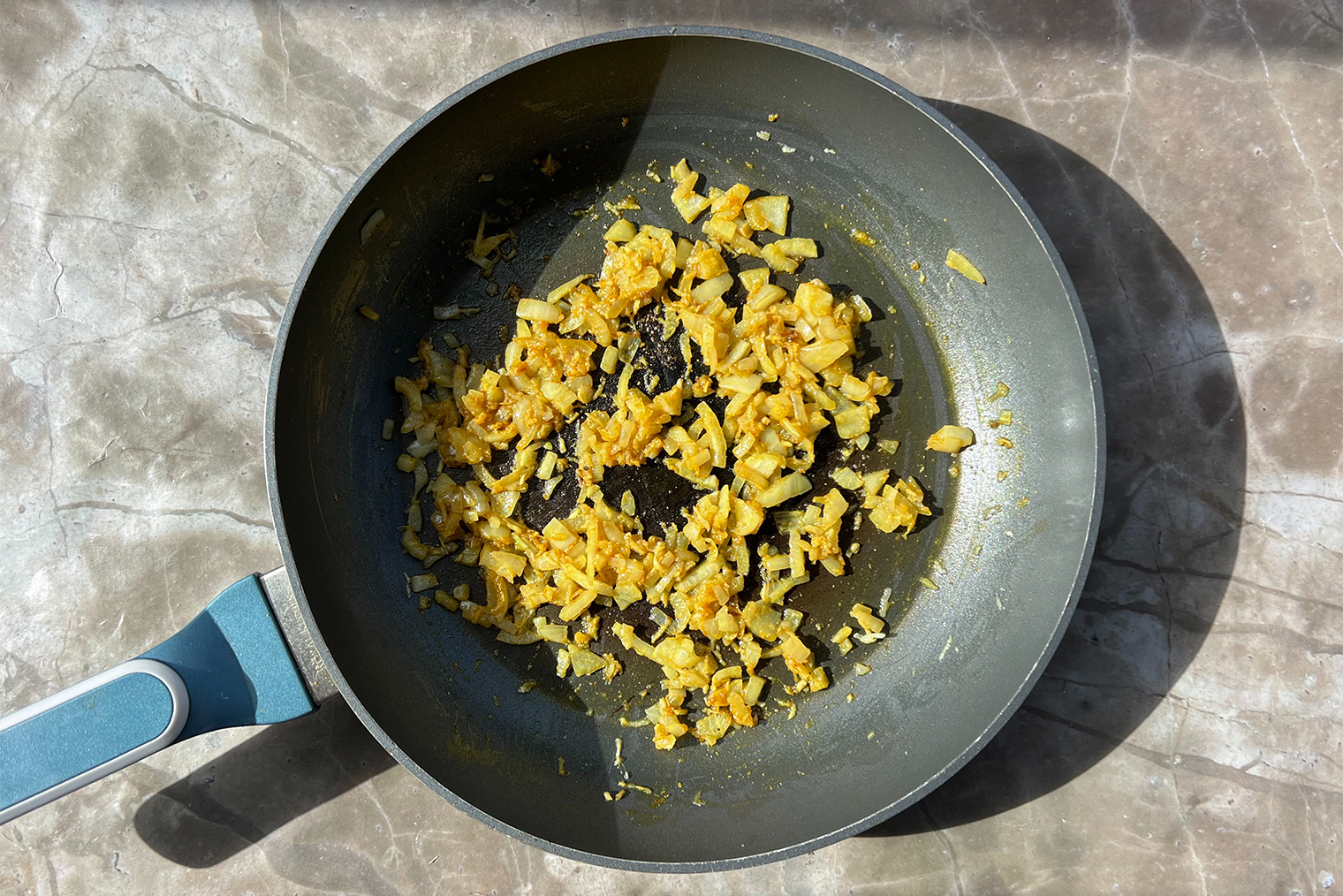 Если смесь немного пригорает к сковороде, влейте 1—2 ст. л. жидкости от чечевицы