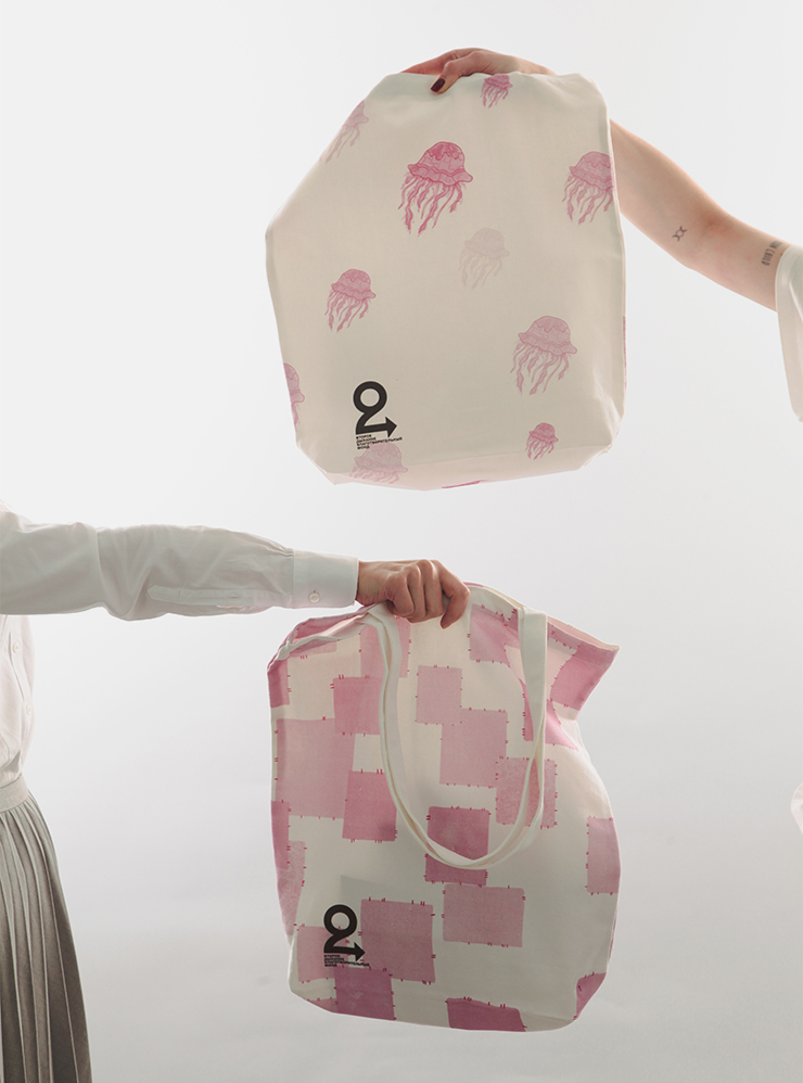 Из переработанных текстильных отходов полиэстера и ПЭТ⁠-⁠бутылок делаем шоперы. Они тоже продаются в Charity Shop и стоят от 1 176 ₽ за штуку