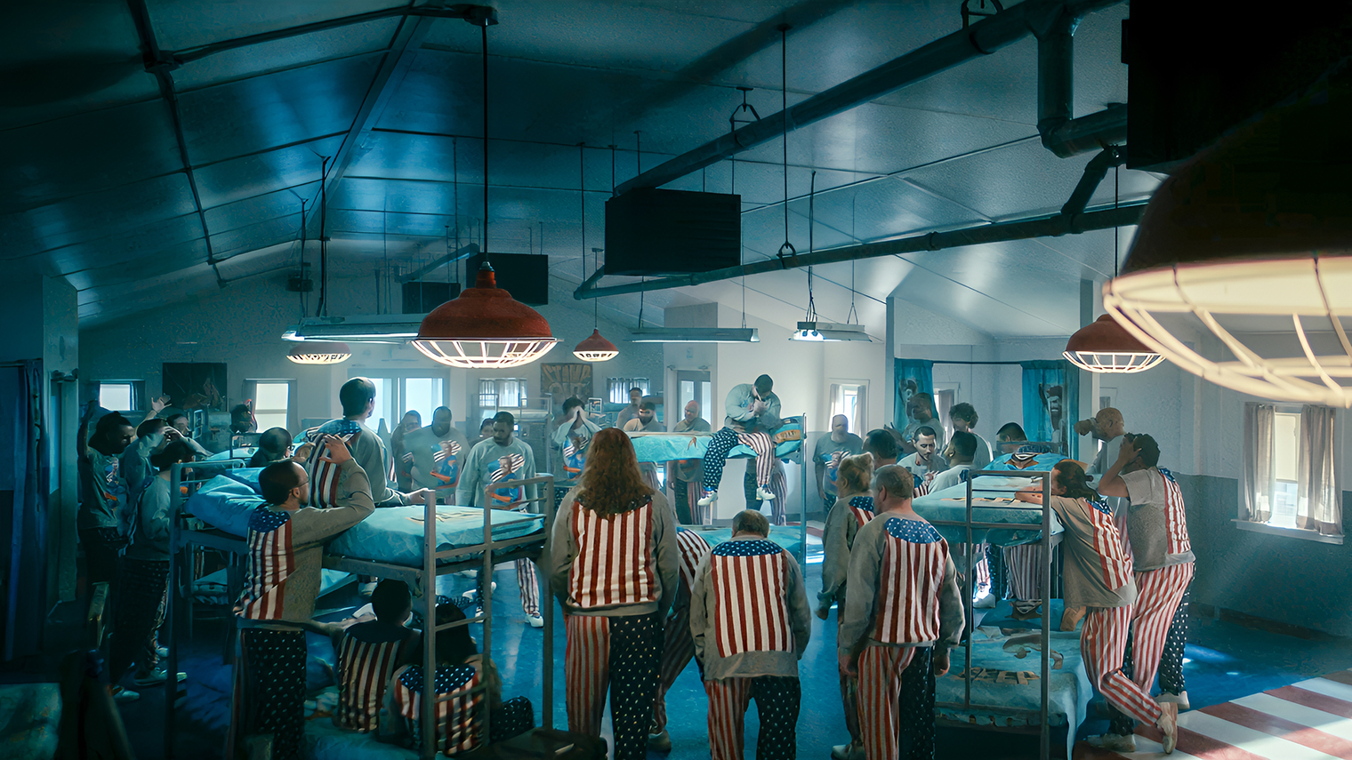 В лагере сторонников Старлайт люди носят одежду с американскими флагами. А на входных воротах висит надпись «Свобода освобождает» — явная аналогия с Освенцимом