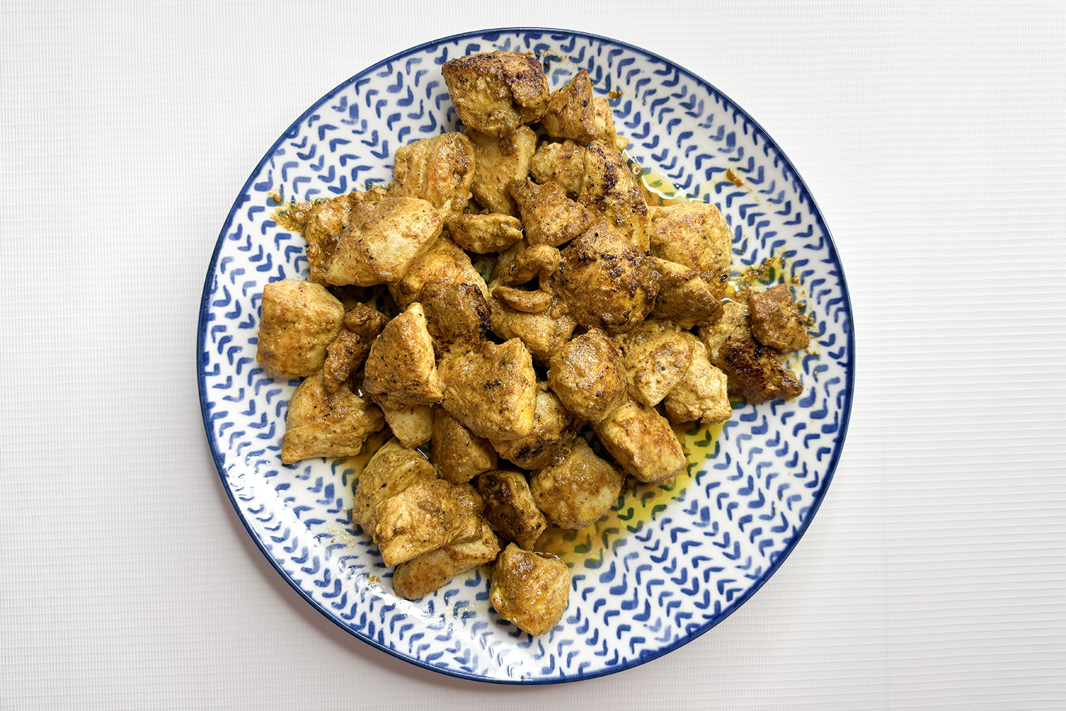 Курицу не нужно прожаривать до конца: она дойдет до готовности в соусе