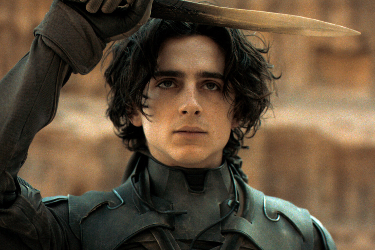 Многие критики и зрители отмечали, что Шаламе идеально передал раннюю стадию взросления Пола Атрейдеса. В начале истории он делает героя наивным и неуверенным в себе, но затем показывает, как тот постепенно осознает свою силу. © Warner Bros.