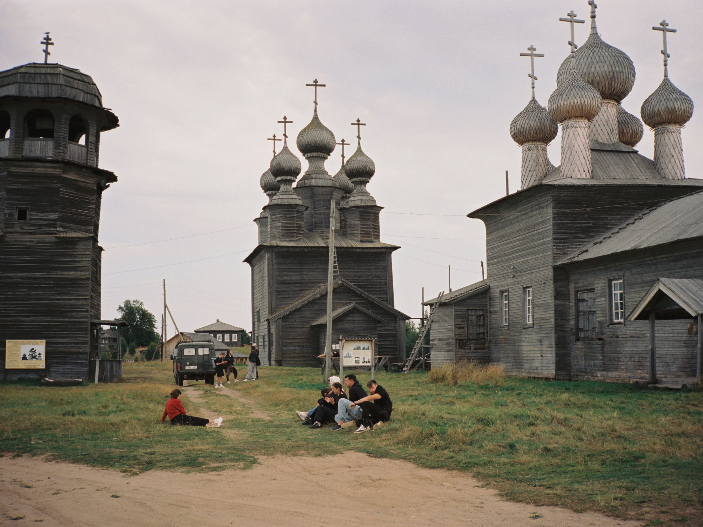 Ворзогорский «тройник» — уникальный ансамбль, который объединяет Никольскую церковь 1636 года, Введенскую церковь 1793 года и колокольню 18 века