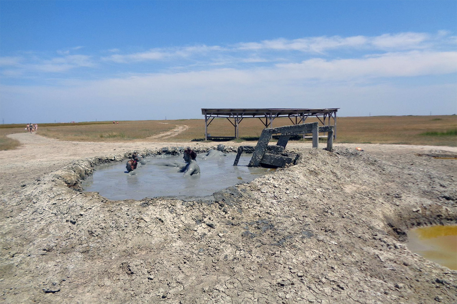 После грязевых ванн туристы выглядят как герои фильма «Джентльмены удачи» после поездки в цементовозе. © vulkan-gefest.ru
