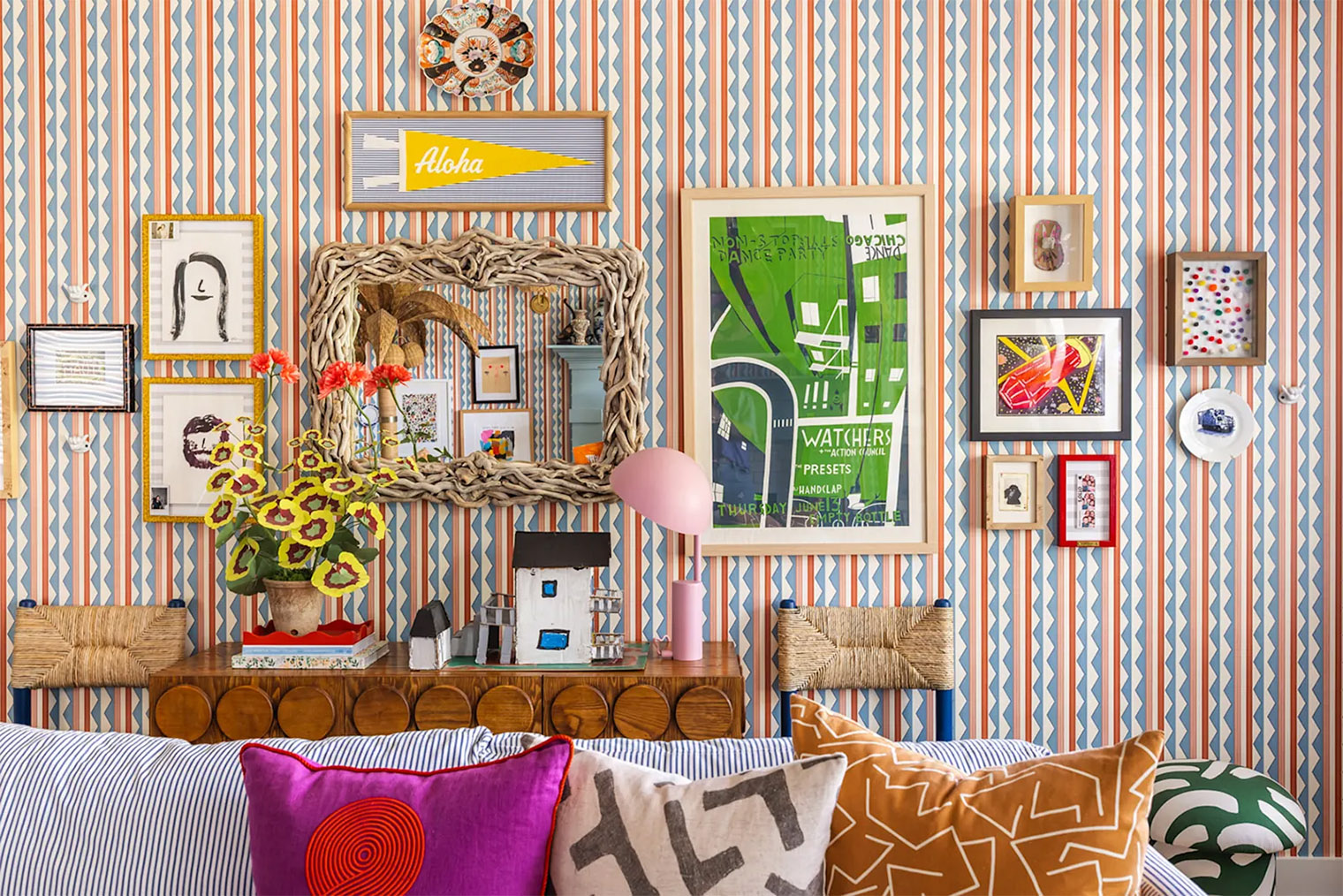 Мелкий, но контрастный принт задает ритм всему помещению. Важно разбавить его декором, чтобы в глазах не рябило. Крупные угловатые принты на подушках отлично поддерживают геометрию. © apartmenttherapy.com