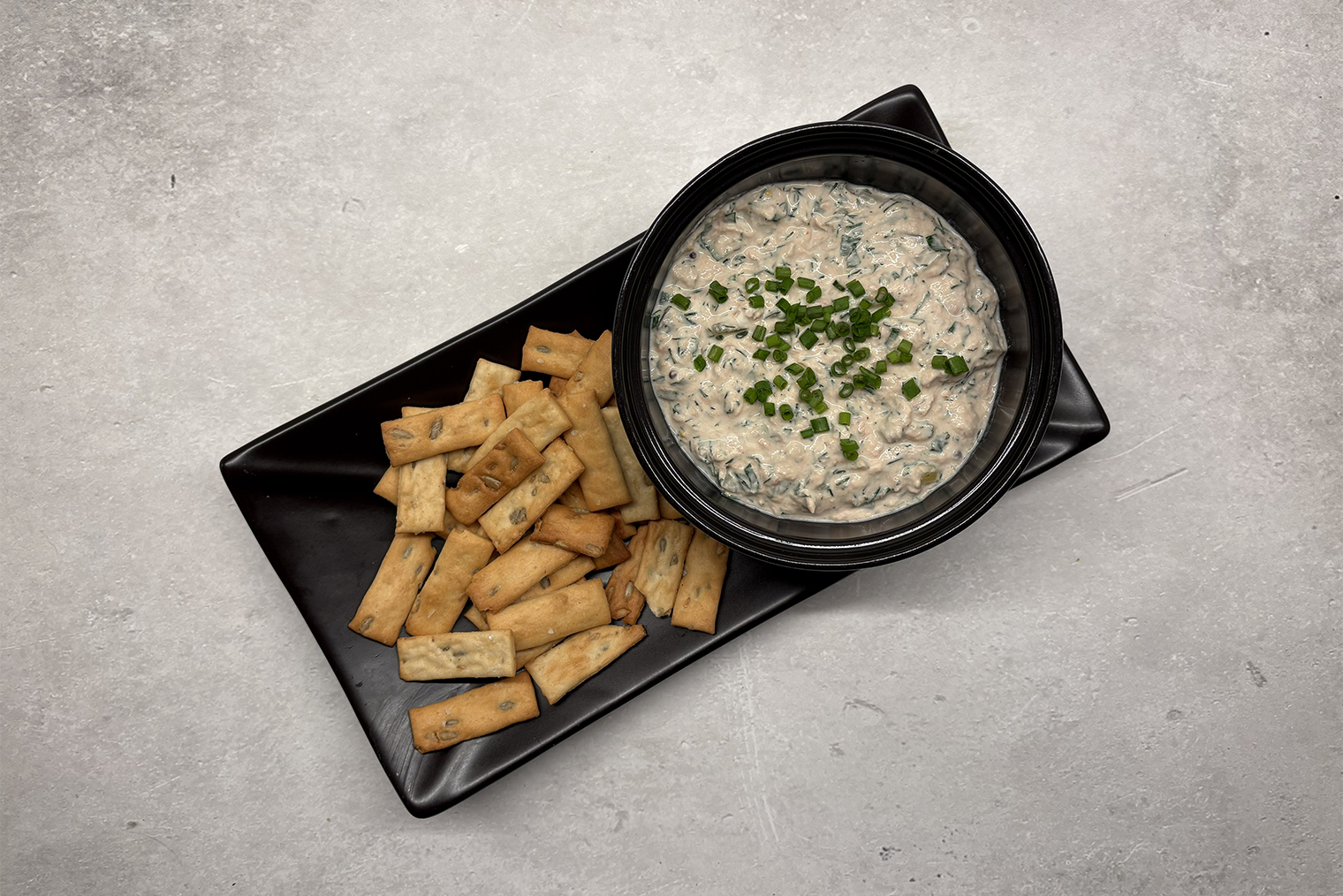 Шаг 4. Риет уберите в холодильник на 15 минут, чтобы он стал плотнее и ароматнее. Посыпьте зеленым луком и подавайте