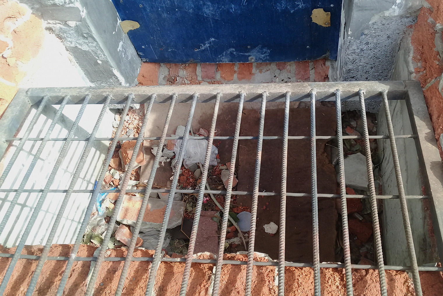 В таких местах мусор может копиться годами, так как жильцы и прохожие используют их как свалку, а УК их не замечает или предпочитает не вспоминать