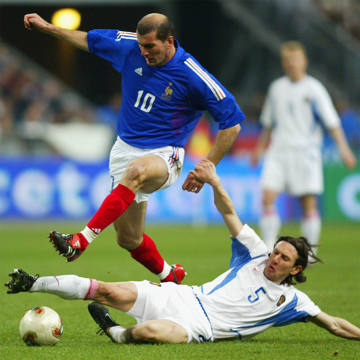 Алексей Смертин в составе сборной России противостоит легендарному французскому полузащитнику Зинедину Зидану. © Ben Radford / Getty Images