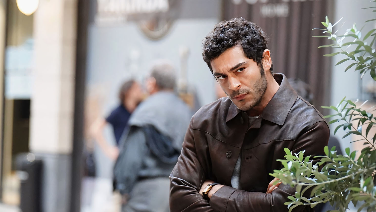 Все герои — по-своему мошенники: и ловкий адвокат, и якобы пропавшая дочь, и даже отец семейства, который только притворяется немощным. Кадр: «Иви»