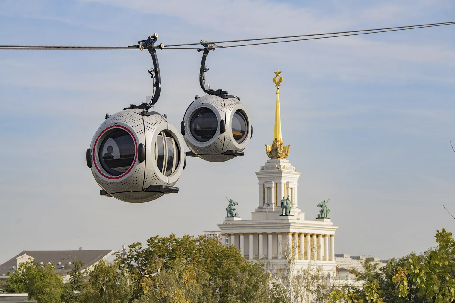 «Воздушный трамвай» оборудован футуристичными круглыми кабинами. © vdnh.ru