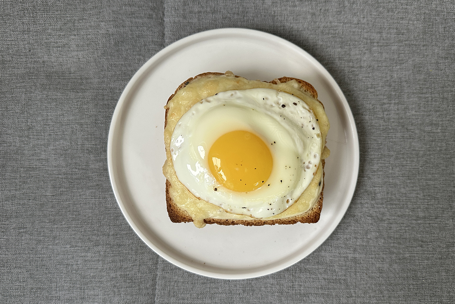 Готовый сэндвич крок-мадам