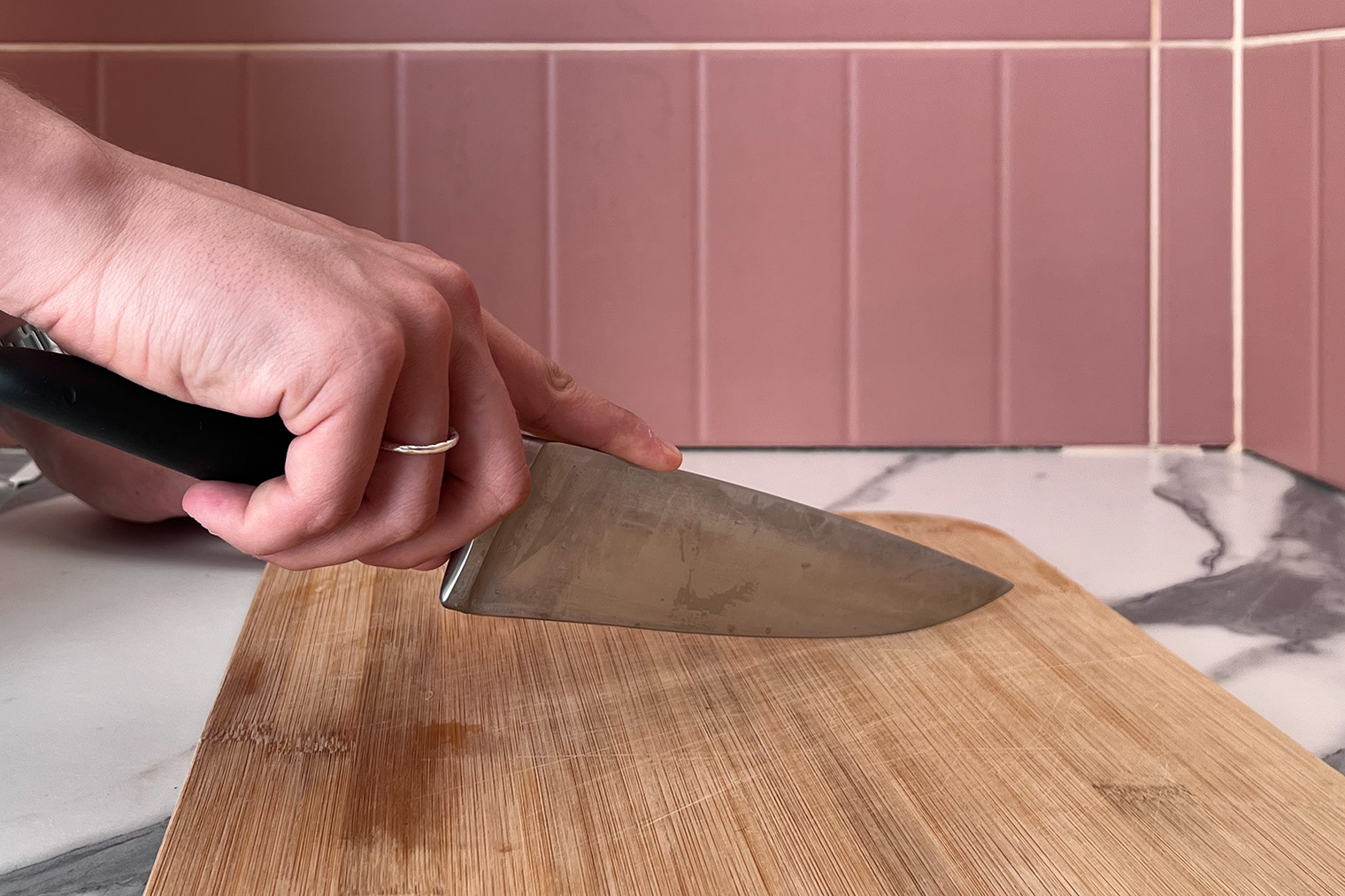 Если положить указательный палец на лезвие, не получится как следует давить на нож