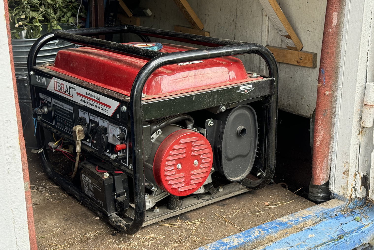 Я не использую генератор для освещения внутри фургона, там достаточно лампочек на батарейках