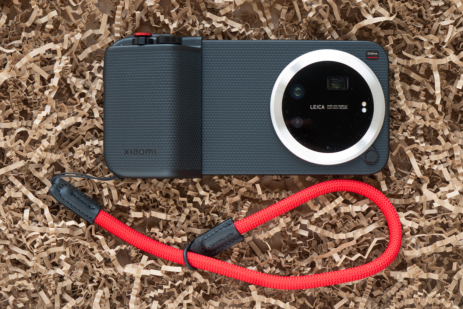 Этот смартфон настолько про фотографию, что для него разработали фоточехол со съемной рукояткой Photography Kit Pro, который фактически превращает его в фотоаппарат