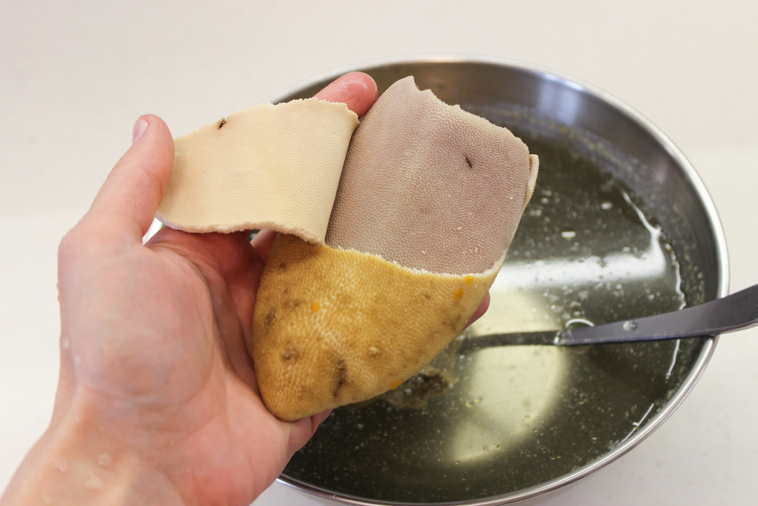 Холодная вода помогает легко отделить пленку