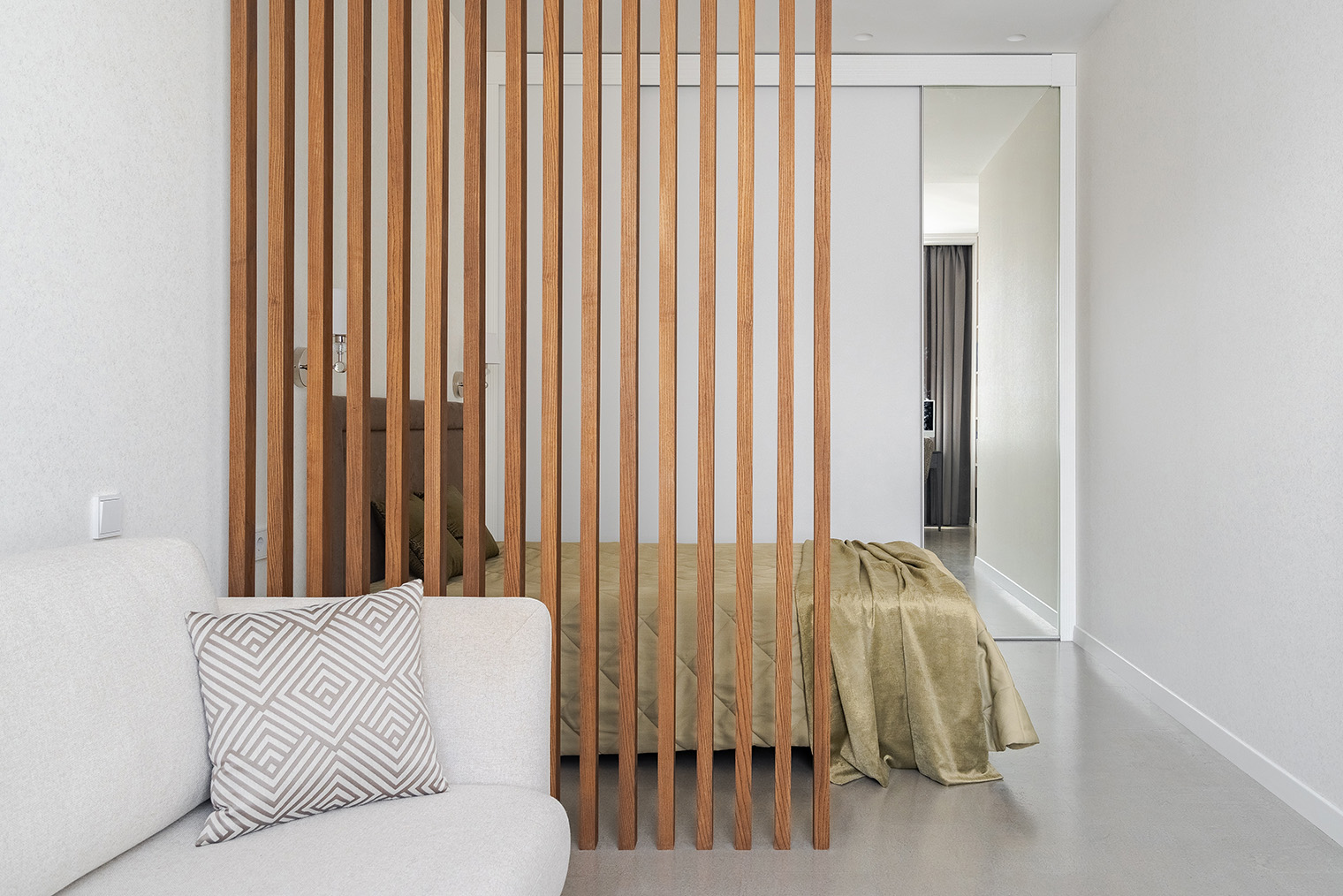 Рейки отделяют спальное место от гостевой зоны в общей комнате. Фотография: IZOOMROOD / Shutterstock / FOTODOM