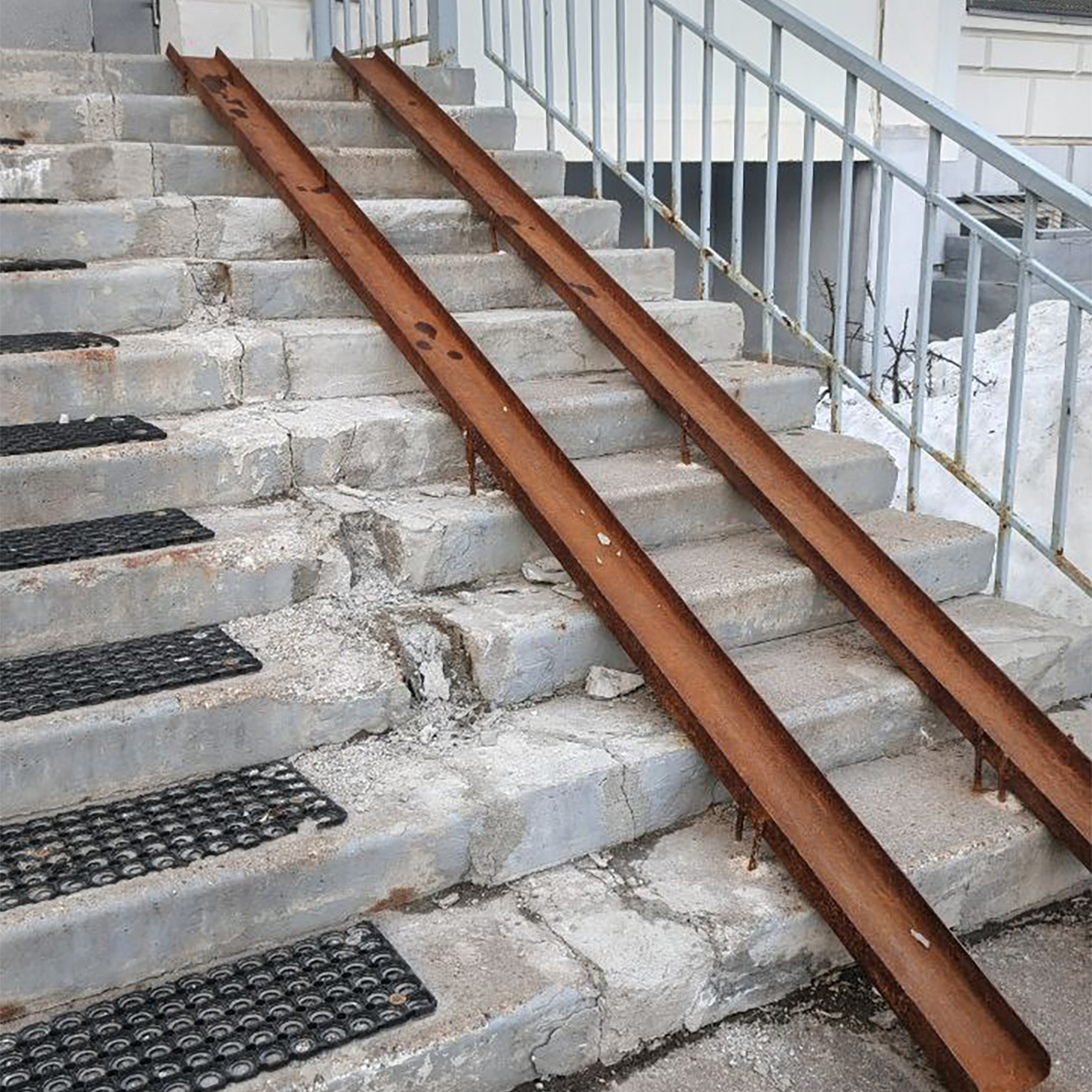 Тот самый пандус на крыльце пункта выдачи заказов