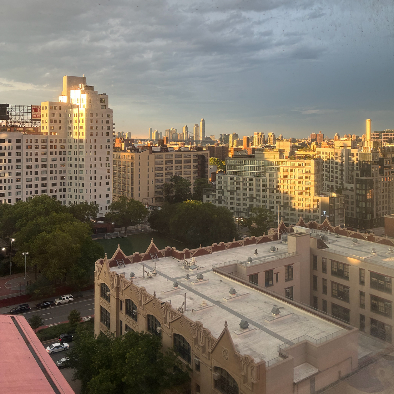 В Бруклине вечер. Вид из окна