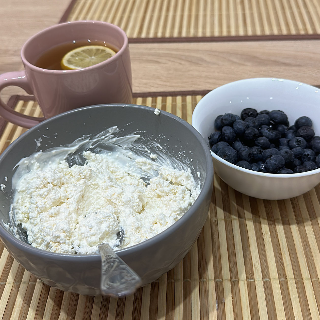 Сегодня завтрак такой. Часто готовлю простые блюда, если есть время и желание, могу сделать сырники или запеканку