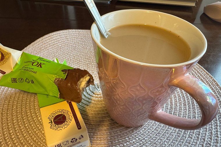 Завтракаю. Я поняла, что заставляю себя вставать с утра именно из-за этого сырка