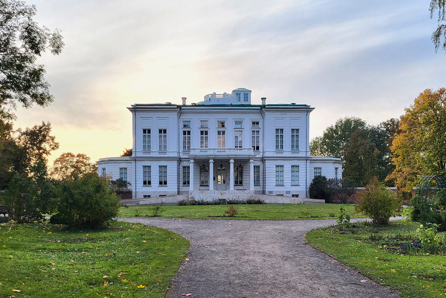 Дворец построен в стиле раннего русского классицизма