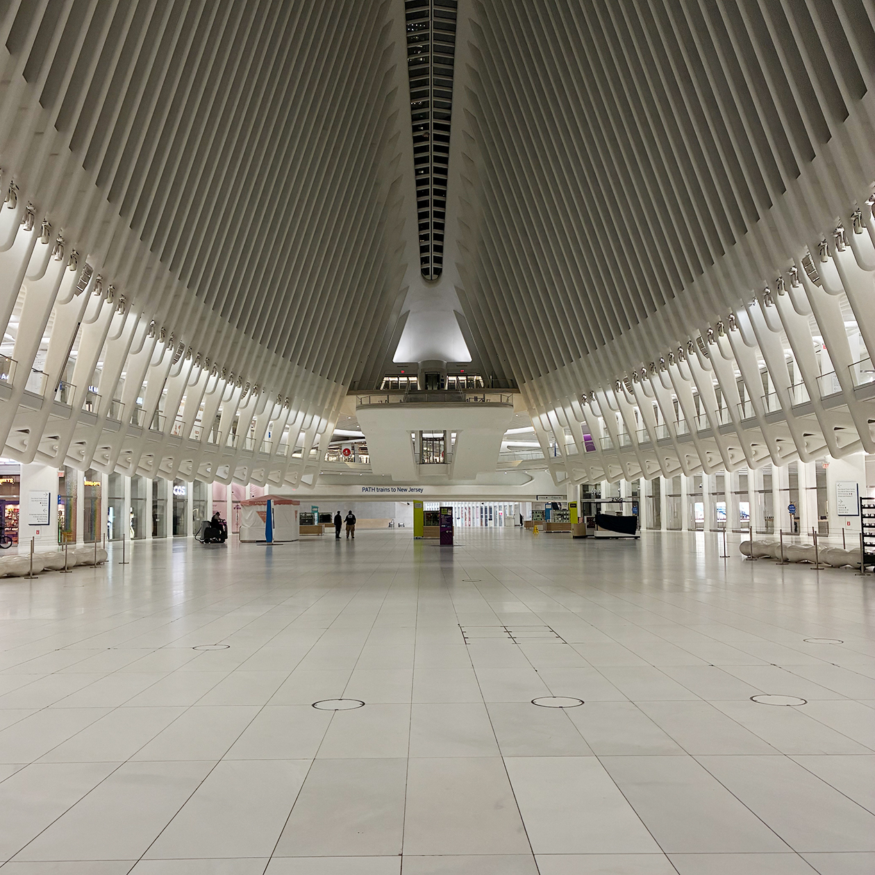 Это станция World Trade Center, через нее я езжу в Нью-Джерси. На фотке она, но поздно ночью