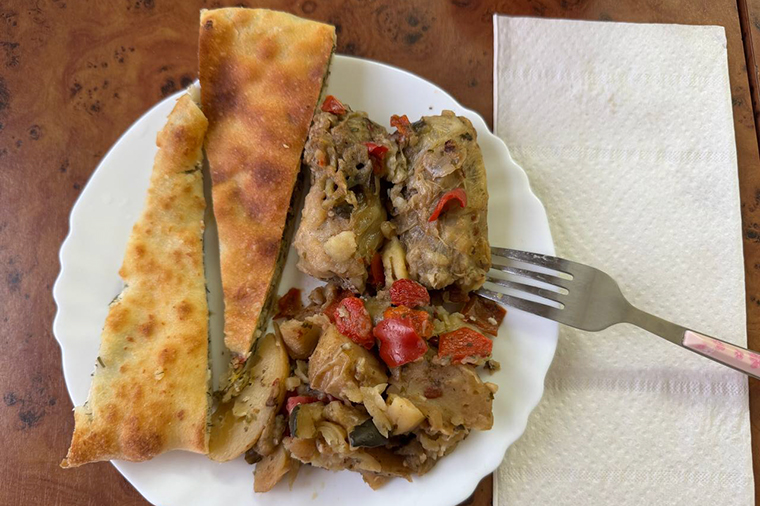 Обедаю. Сегодня ничего не трачу на еду. Э — экономия