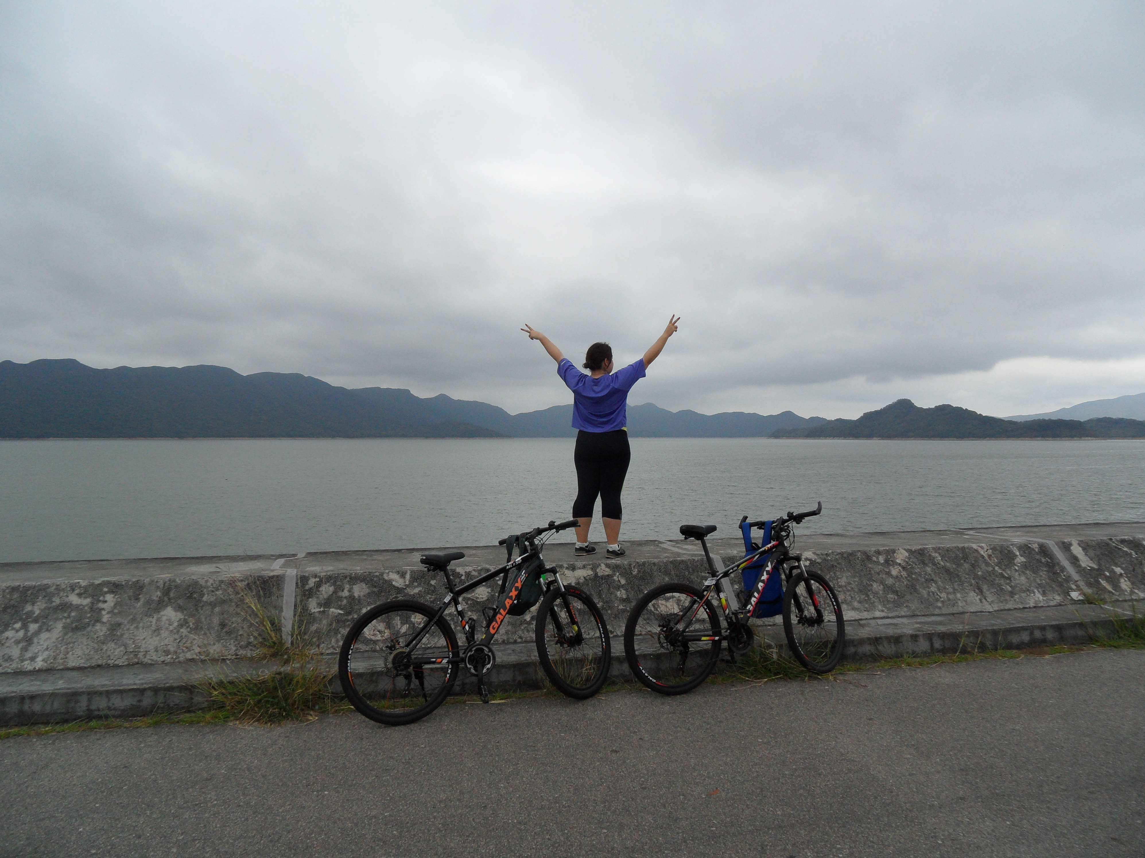 Спустя два часа после начала маршрута, доехали до дамбы Plover Cove Reservoir Dam