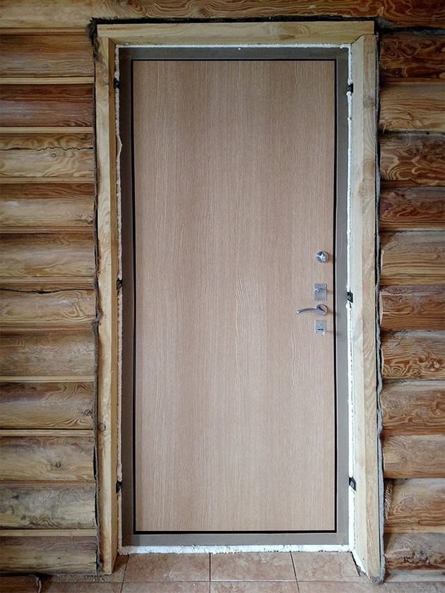 Дверь, установленная в обсадную коробку. Источник: door.ru