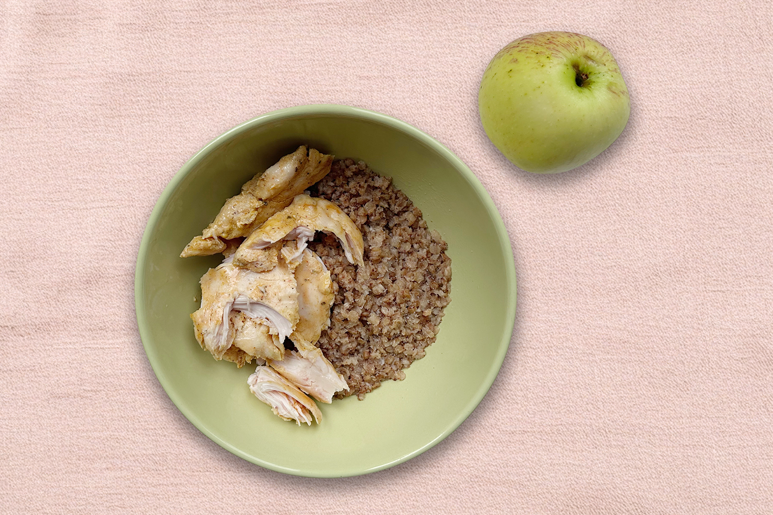 Скучный обед закусила яблоком, которое передала с дачи бабушка