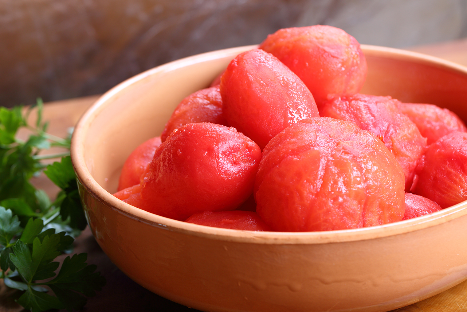 Бланшированные помидоры идеально подходят для соусов, сальсы и салатов. Фотография: 4nadia / iStock