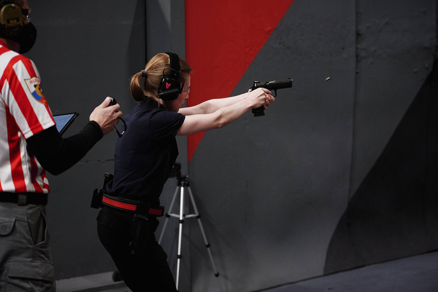 Сейчас я занимаюсь в стрелковых брюках и футболке или рашгарде, дополнительно надеваю обязательную экипировку: пояс, подсумки, наушники, очки