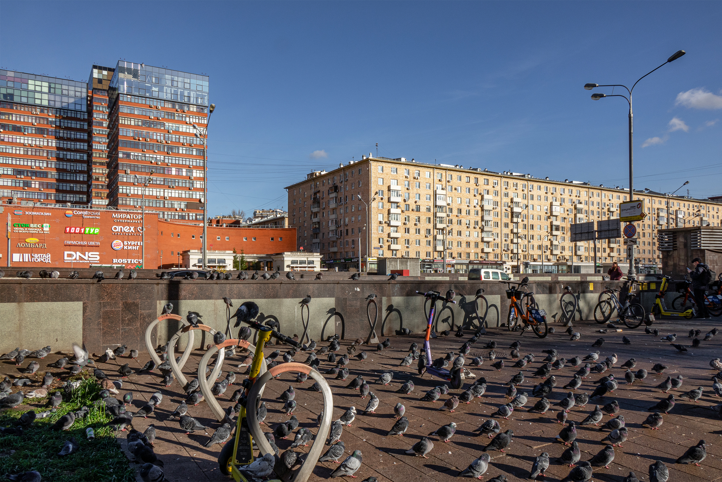 Парковки для самокатов и велосипедов у подземных переходов и входов в метро