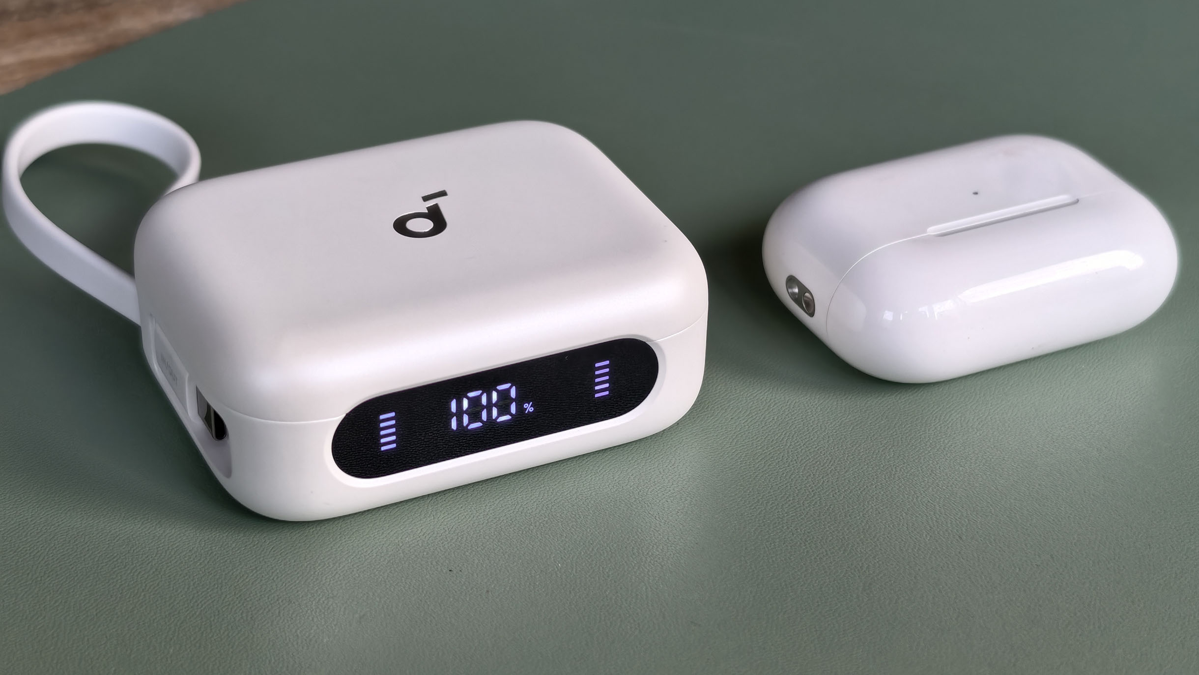 Кейс Soundcore P41i минимум вдвое крупнее, чем у AirPods Pro. Зато наушники Apple можно полностью зарядить от встроенного пауэрбанка четыре или пять раз