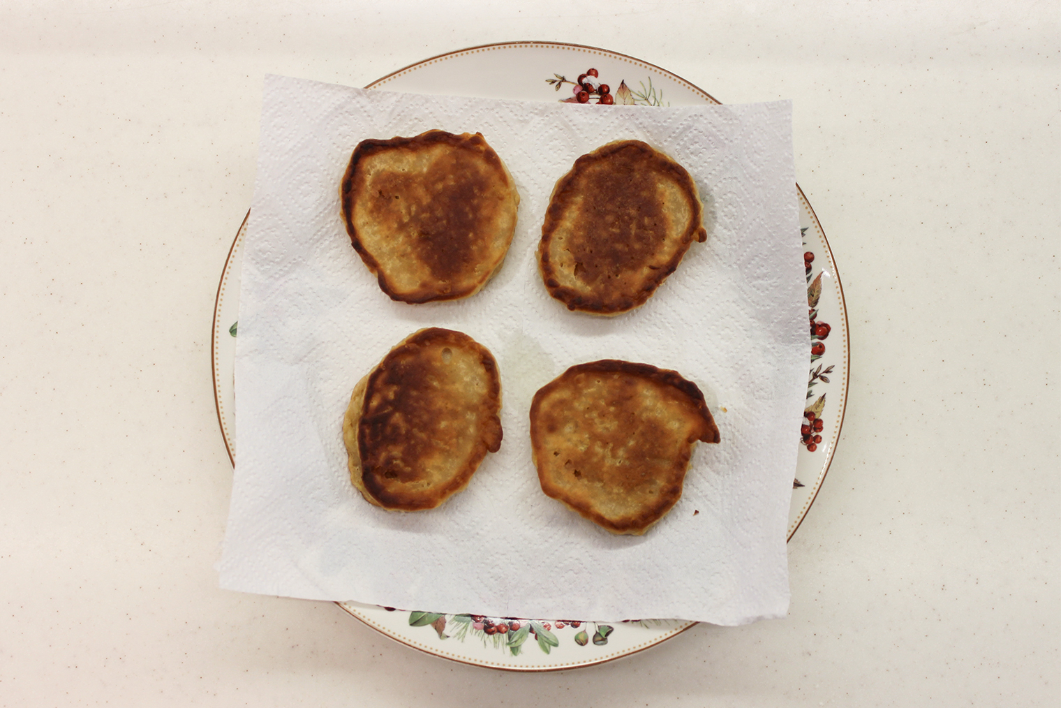 Шаг 5. Оладьи выкладывайте на бумажное полотенце, чтобы убрать излишки жира