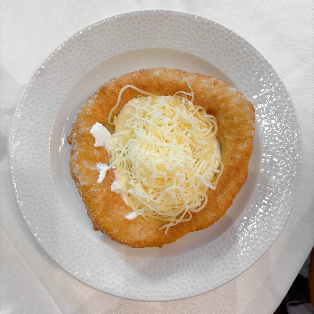 Лангош со сметаной и сыром