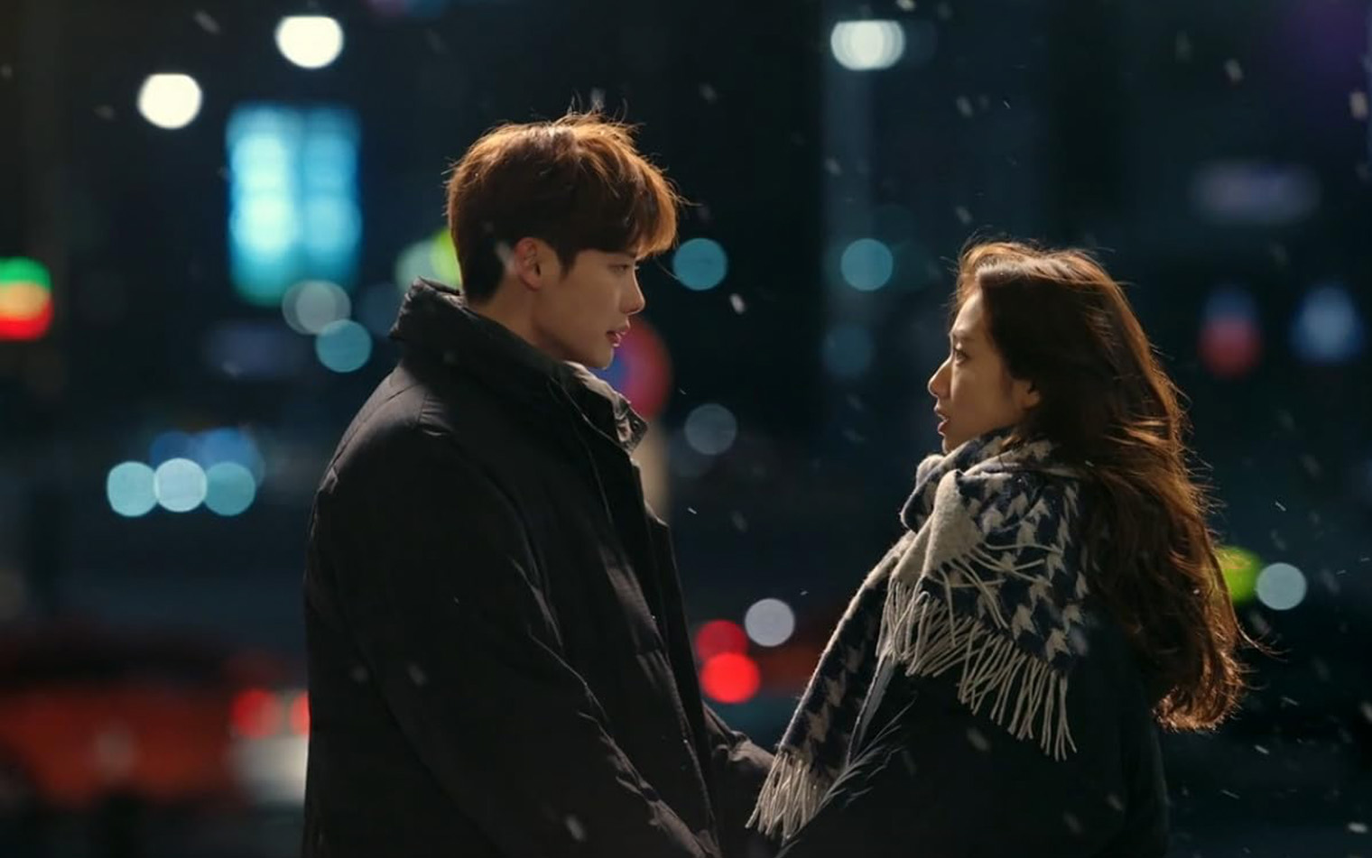 Действие разворачивается в 2013—2015 годах. В дораме упоминаются зимние Олимпийские игры в Сочи. © SBS